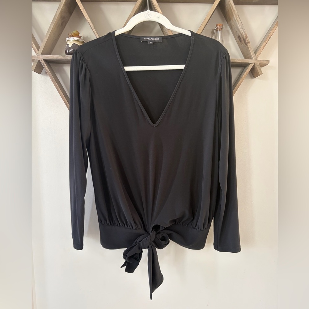 Banana Republic Black V-Neck Tie-Front Blouse. Women’s size medium.